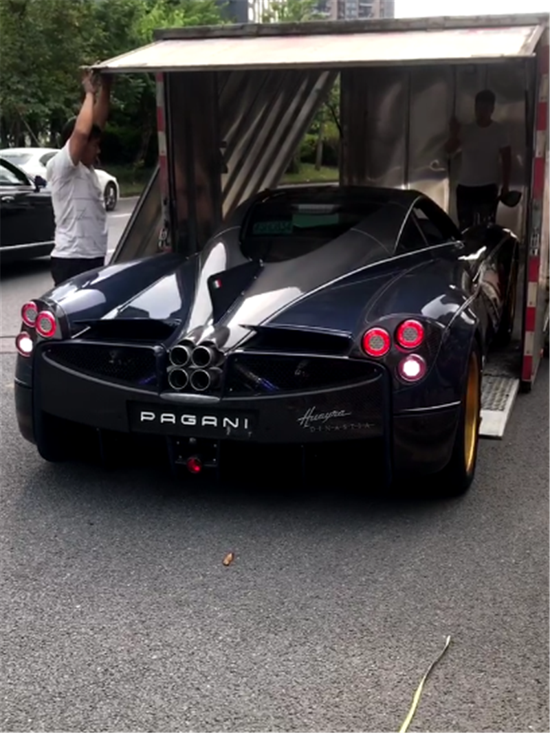 3400万帕加尼送到深圳配金色轮毂32秒破百保养一次得6位数