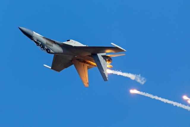 堪称重型战机的巅峰歼16淋漓尽致展示自己未来承担重任