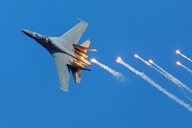 歼-16淋漓尽致展示自己,未来承担重任|战斗机|战机|摄影_新浪新闻