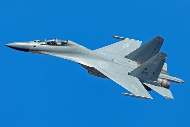 堪称重型战机的巅峰,歼-16淋漓尽致展示自己,未来承担重任|战斗机