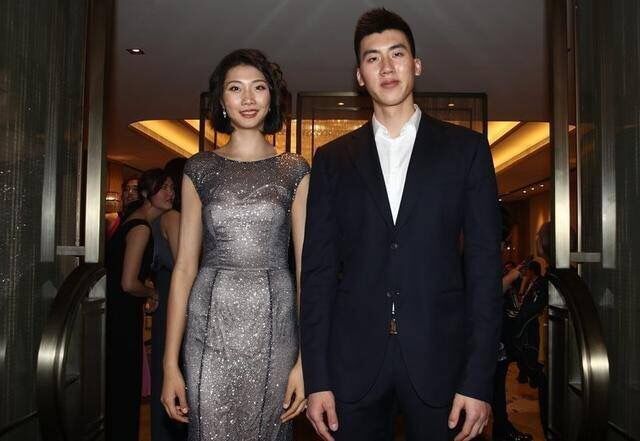 王皓抹发胶竖起头发后 仅到女排2米袁心玥下巴