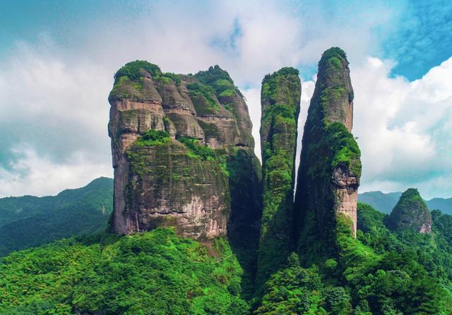 到了衢州,本地人告诉我这个景区是金秋必去:江郎山