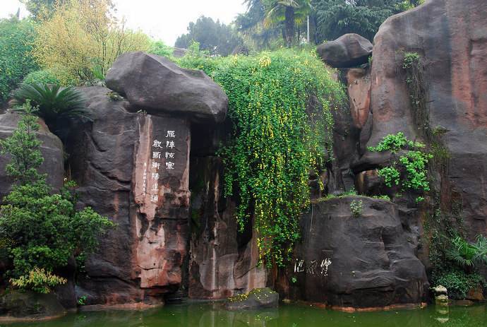 湖南回雁峰,海拔九十多米,闹市中的小不点,却是南岳第一峰