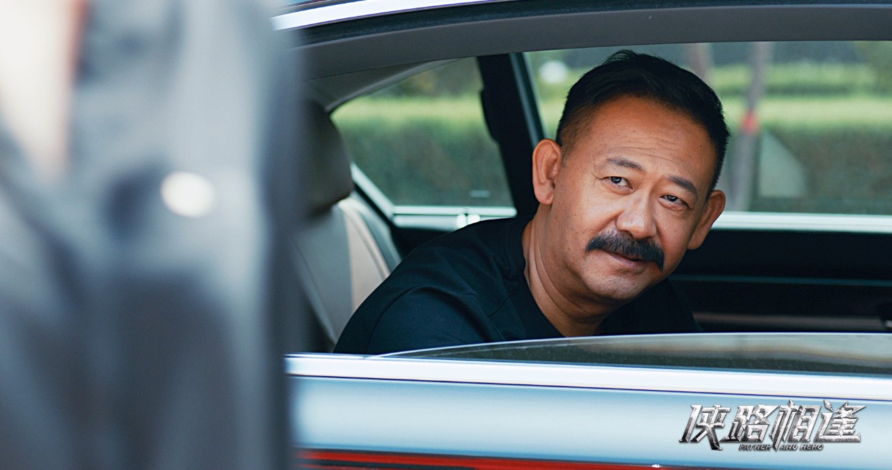 姜武所饰演的悍匪秦晋,并没有传统影视作品套路里的粗狂不羁,相反他很