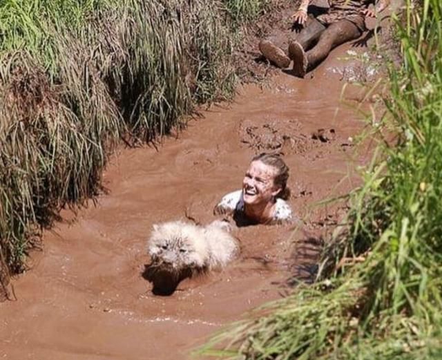 主人带萨摩耶一起"滚泥巴",人和狗都笑得很开心,真会玩