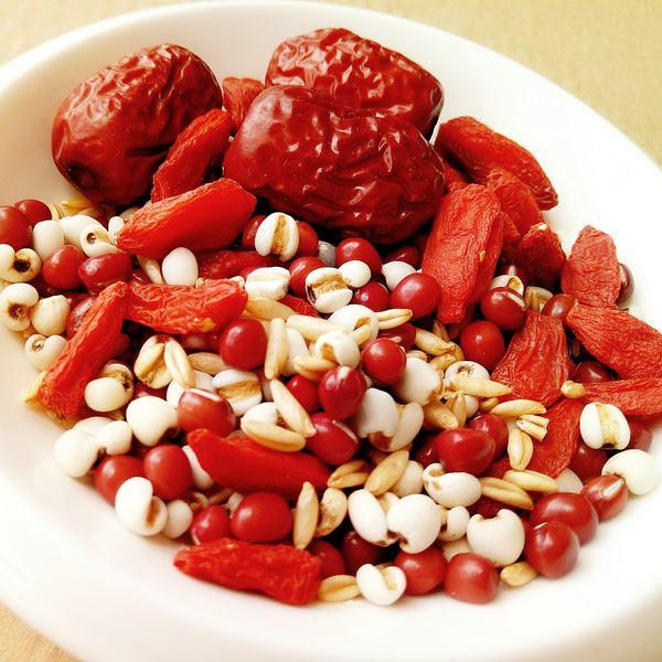 超简单的秋冬季清晨养生粥～红枣枸杞薏米粥