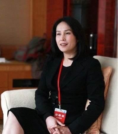 她曾是电视剧一姐,当红时退出去经商,今摇身一变成政界大佬|金素梅