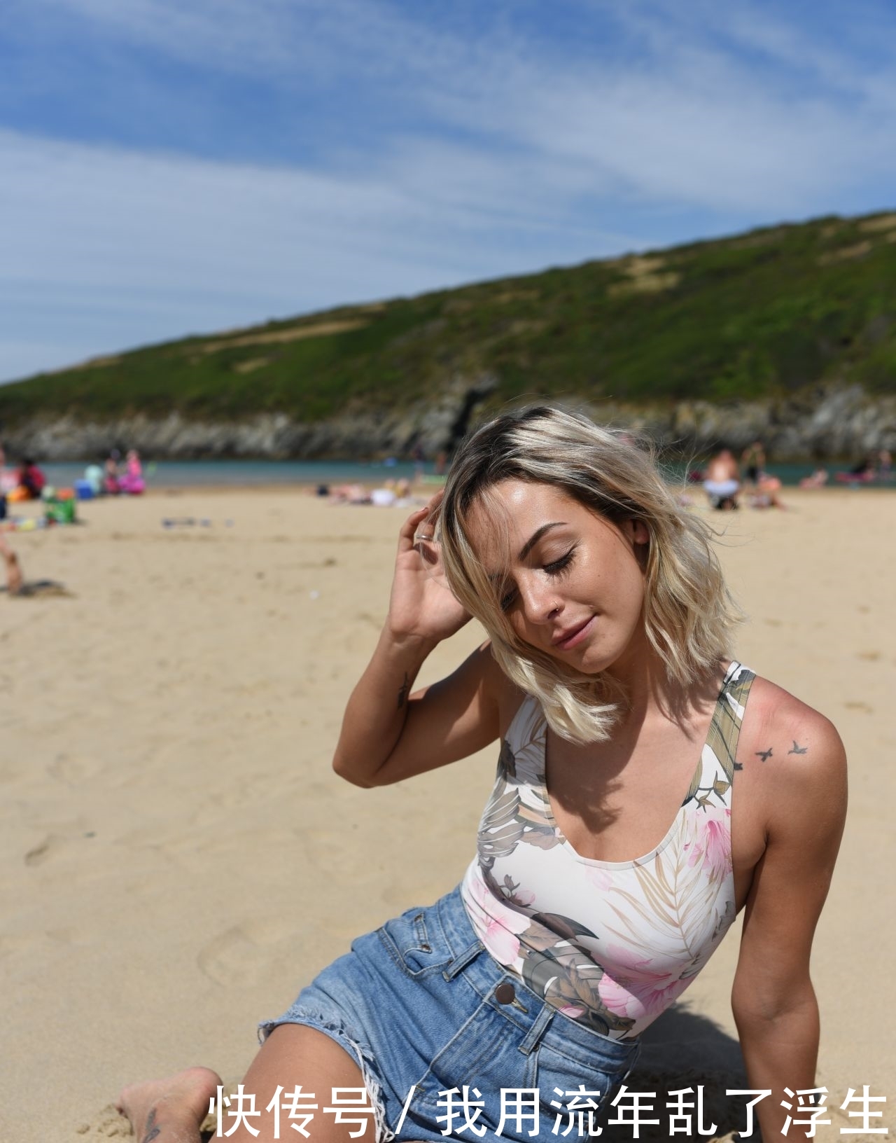 人气影星埃拉贾维斯穿着花色泳装在迈阿密海滩度假短发有魅力