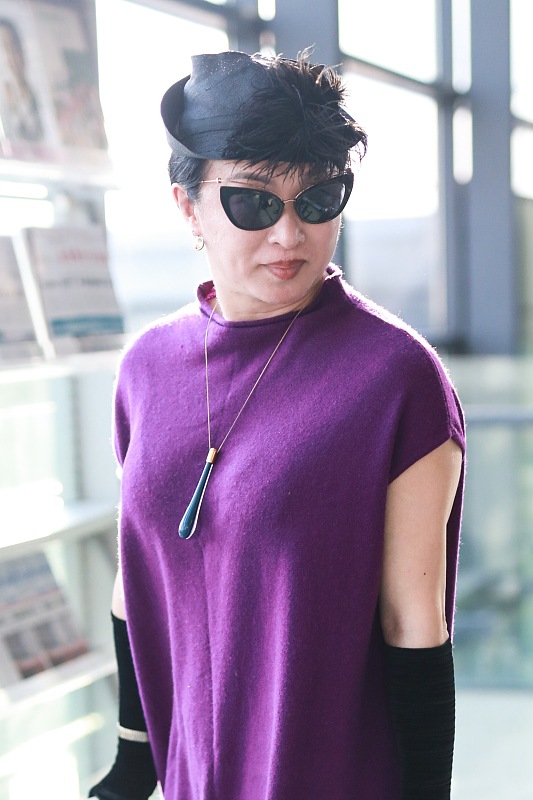 52岁金星现身机场猫眼墨镜配复古紫裙再加小礼帽贵妇范十足