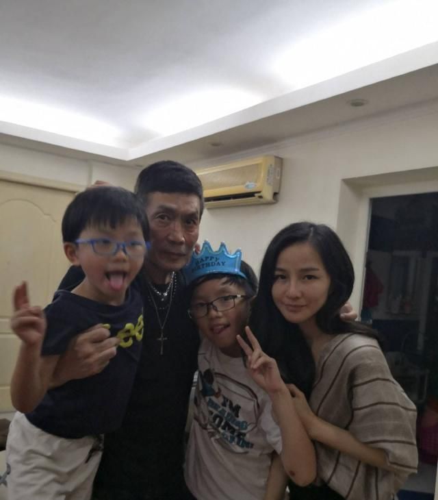 一家四口还算其乐融融,至于两名儿子,则于香港国际学校就读,当然刘永