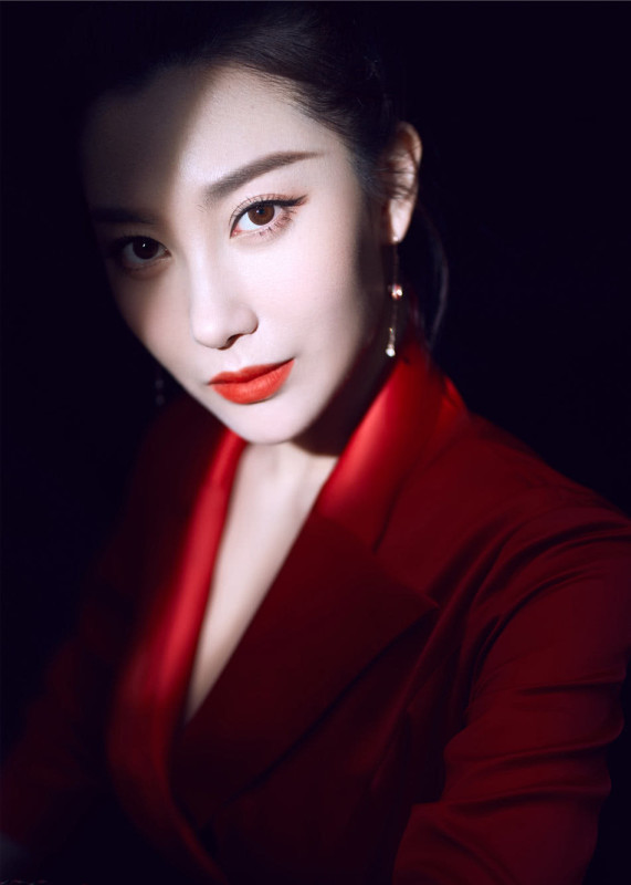 章子怡嫂子殷旭最新封面大片曝光,一身中国红霸气十足