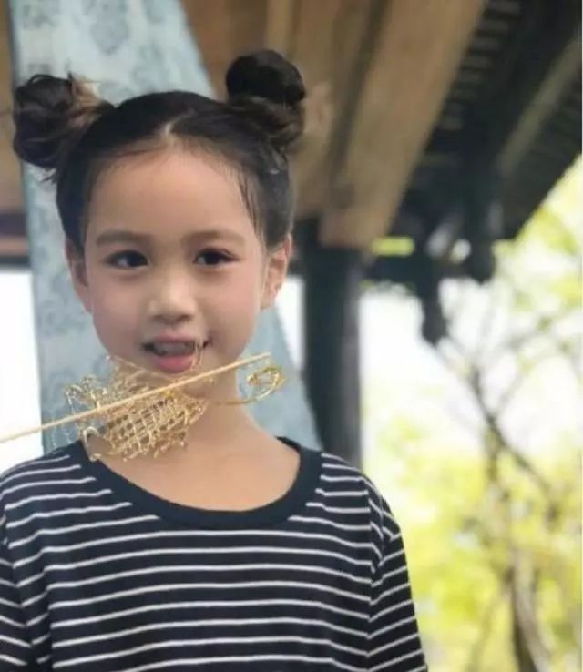 钟丽缇9岁女儿越长越像妈妈,大长腿皮肤白皙,走秀气场不输超模|严铮