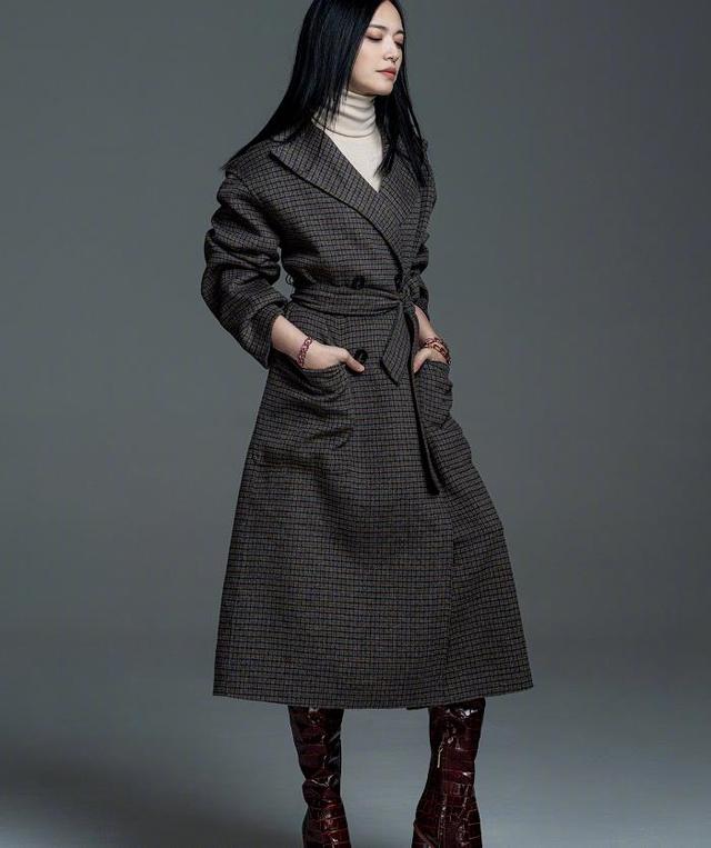 40岁姚晨拍杂志封面,大衣配高筒靴气场全开,微微一笑韵味十足