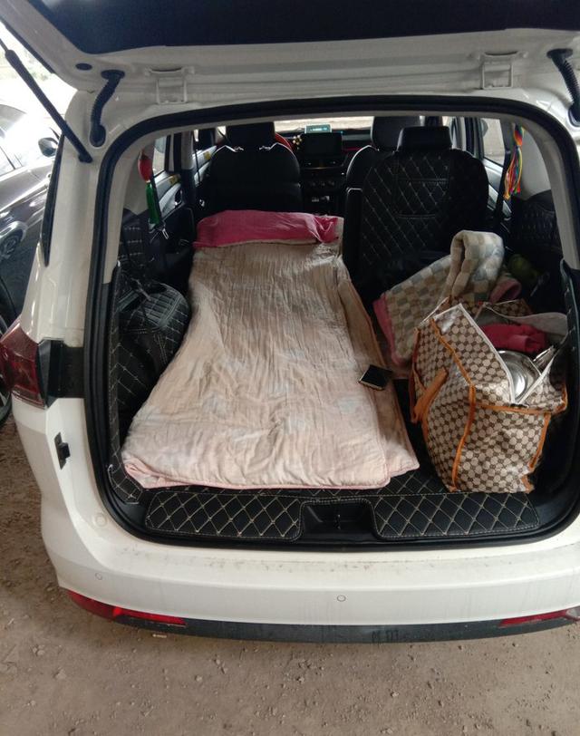 最便宜房车6万入手!山东大汉爆改宝骏360成床车,吃住不愁能睡俩