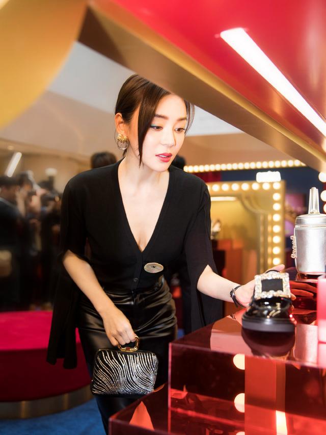 32岁袁姗姗真敢穿,深v上衣搭配皮裙,这身材女星里罕见