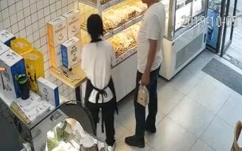 网上现学“找零钱”,男子用3块钱换回95元,收银员完全被整懵_新浪新闻
