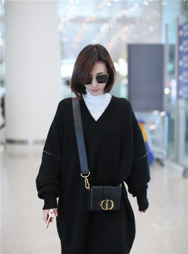 领证之后的王丽坤也表现很低调,今天很难得没有戴口罩.