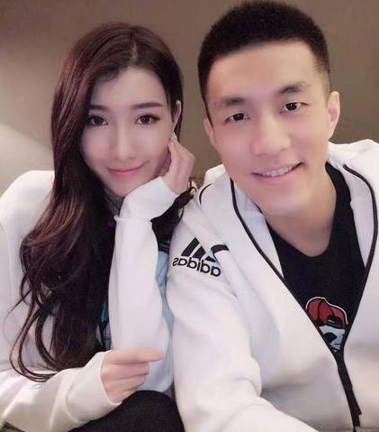 第一控卫郭艾伦女友乃超模,开豪车,长相完美郭艾伦的女友叫马阳阳,他