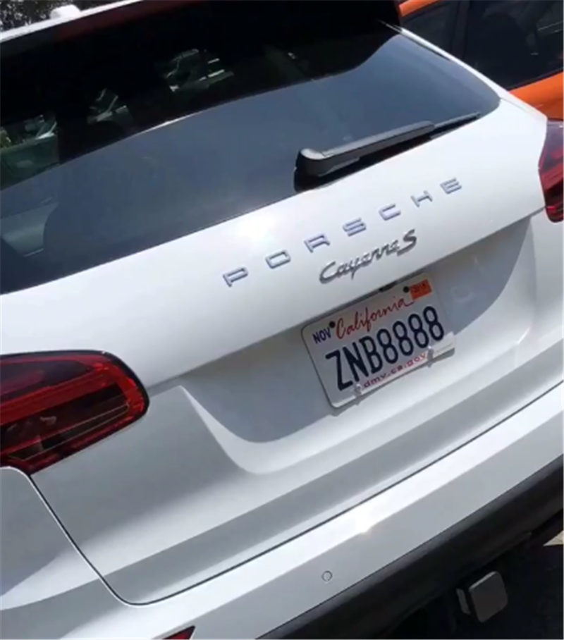 保时捷卡宴挂8888车牌,车牌个性化定制,车牌前3个字母很吸睛