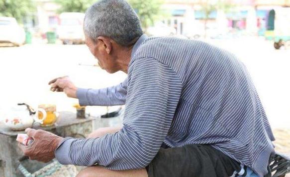 和我们日常中说的驼背很像,但并不完全是,龟背,顾名思义,说的是一个人