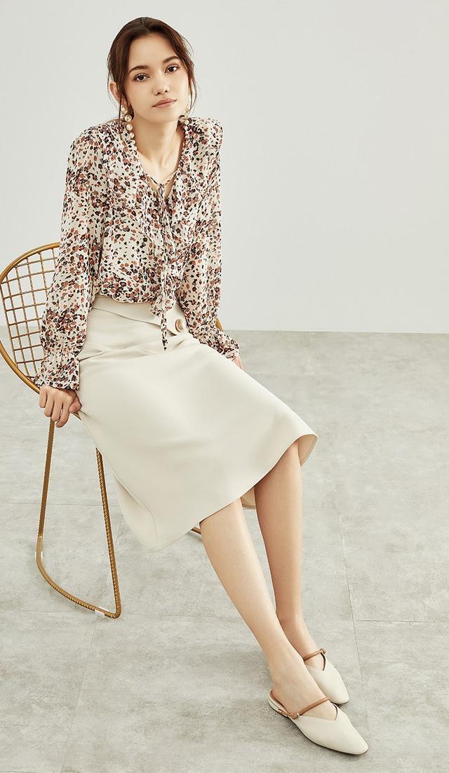 这初秋流行的穆勒鞋:怎样穿搭会更加有时髦感呢