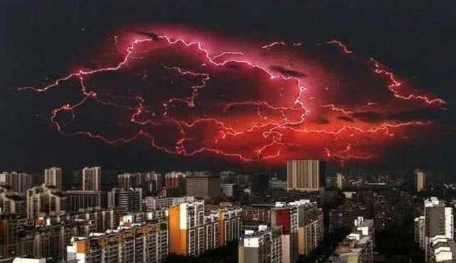 意大利现红色幽灵闪电近乎一座城市大小原因至今不明