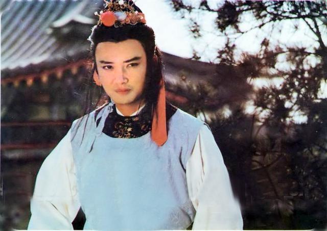 年轻是美男,中年基因突变成猥琐大叔,《都挺好》中侯长荣又帅了