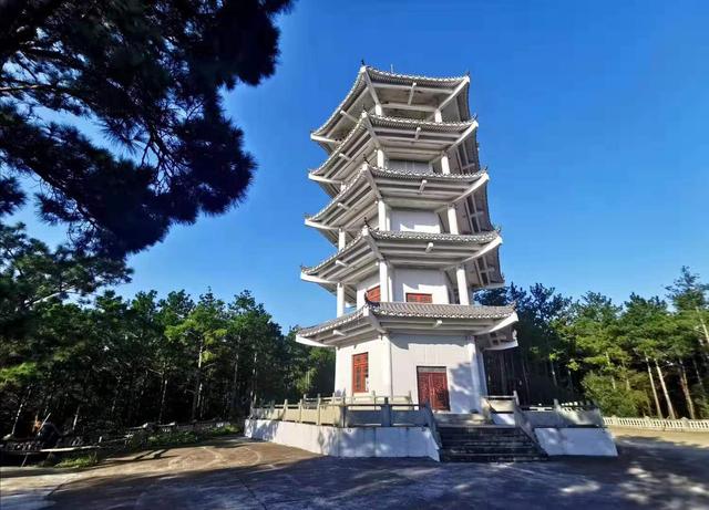 小雨过后,广元漫长的夏天终于走远,一叶知秋,广元黑石坡森林公园的天
