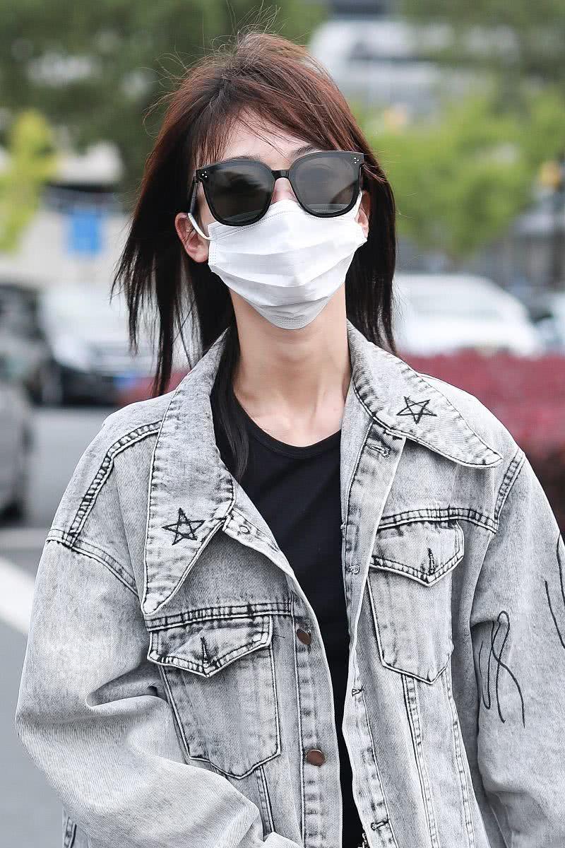 吴谨言随性又自然,穿灰白色牛仔外套配黑色t恤,清新好帅气