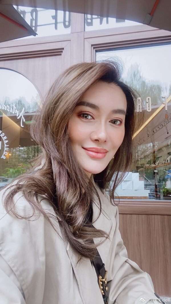 41岁女歌手爱戴近照大变样,整成翻版钟丽缇,曾和快男冠军传绯闻