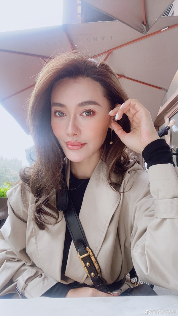 41岁女歌手爱戴近照大变样,整成翻版钟丽缇,曾和快男冠军传绯闻