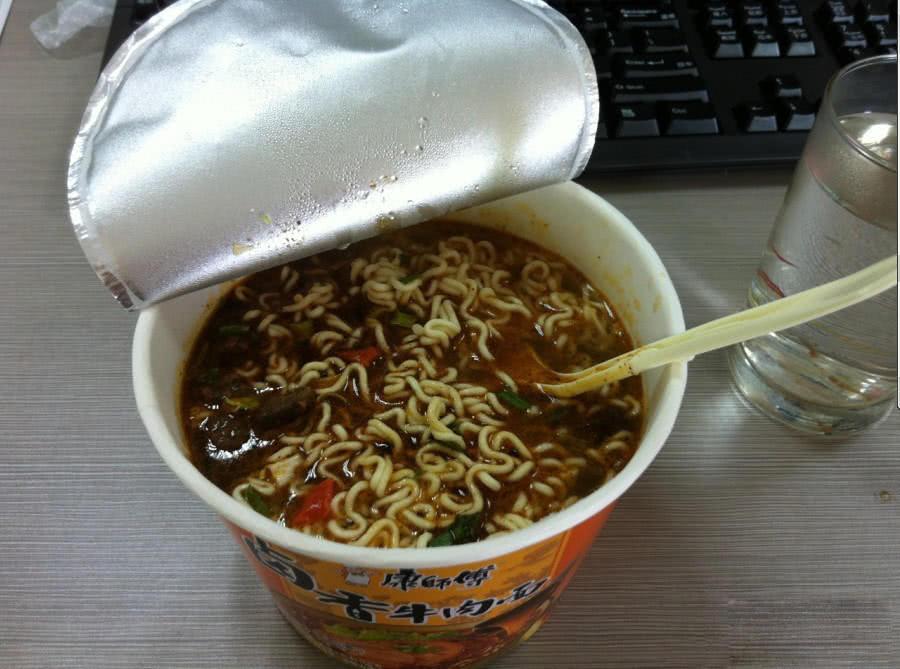 印度人喜欢上了中国方便面,为了吃上泡面,印度人学会了使用筷子