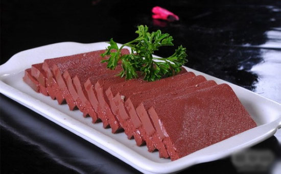 猪血中的蛋白质经胃酸分解后,可产生一种消毒及润肠的物质,能与进入