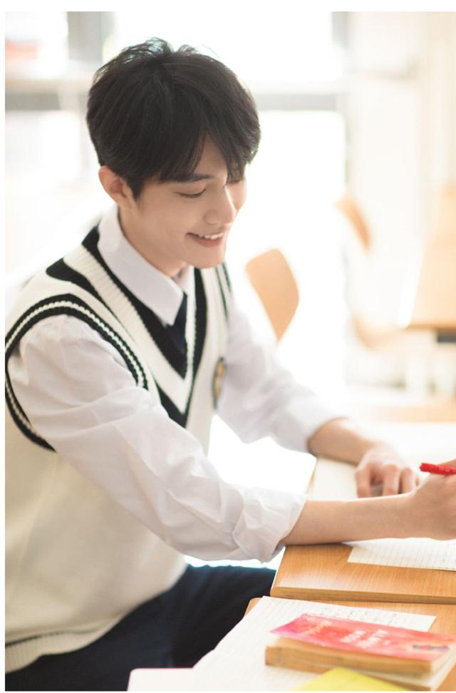 肖战新推校园写真,清新学长风迷倒粉丝,肖战:真假得