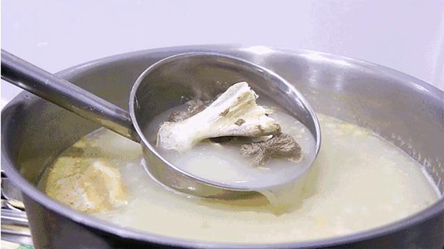 怎么把大骨汤熬成白色?大厨教你一招,好看又好喝