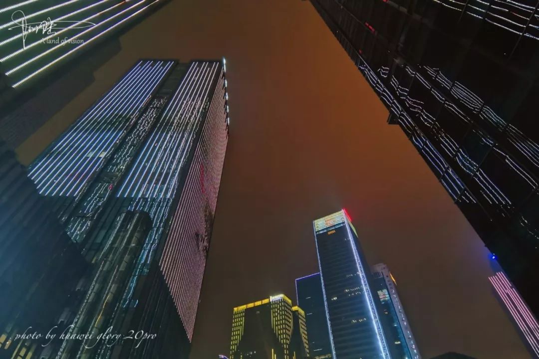 在重庆的高楼间仰望,夜色很美