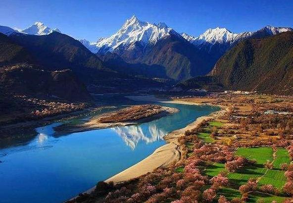 出国境之后,雅鲁藏布江的名字就换成了迪汉河,在萨地亚以西折向西流后