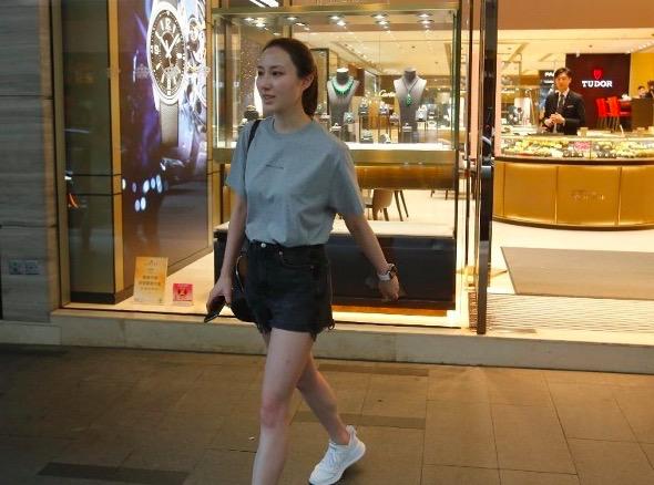 30岁何超云罕有与母亲温馨逛街,分手6年仍单身,肤白貌美身材好