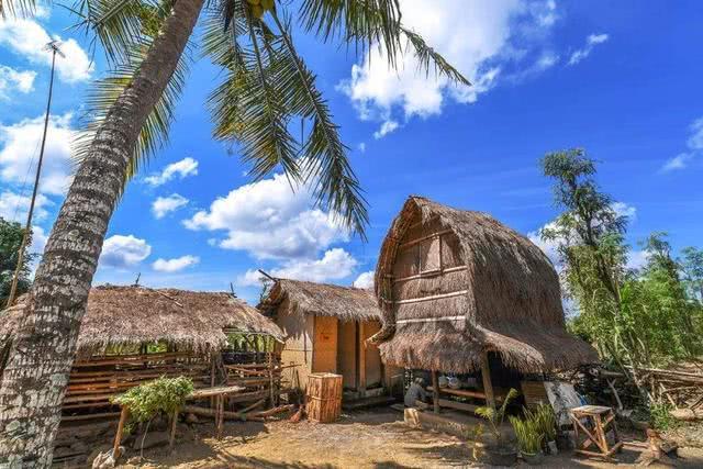 东南亚一原始村落房子用牛粪浇筑村中适婚男女多是近亲结婚