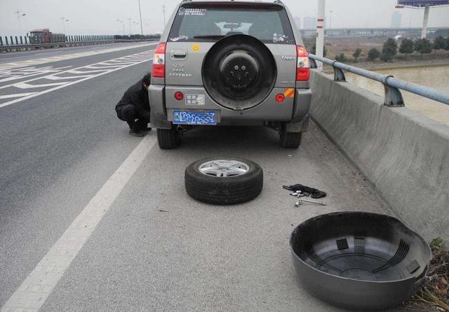 猛踩刹车是玩命,记住这三个步骤,关键时刻最可靠