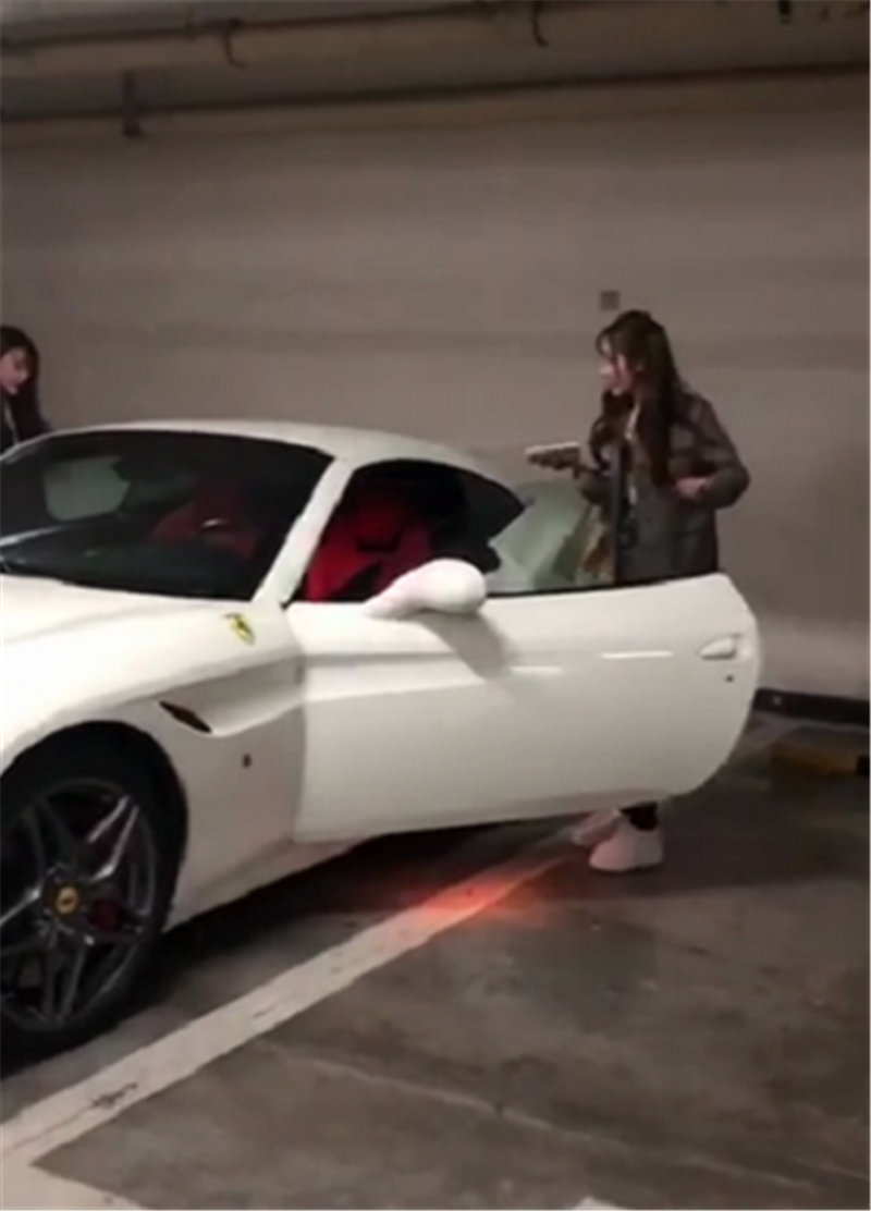 白富美座驾珍珠白法拉利f1231秒破百车不及人养眼