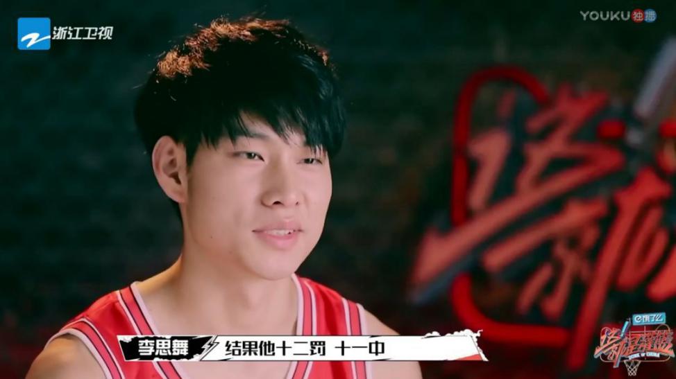 300斤体重号称"铁牛"!他的力量有多强?卧推和詹姆斯一个级别