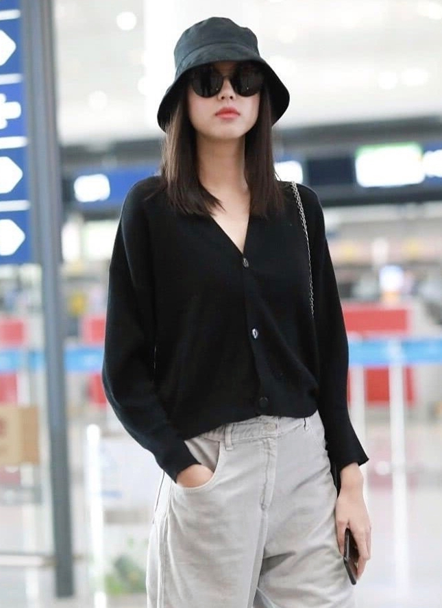 大爱张梓琳的气质穿搭,黑色针织衫配牛仔裤,扑面而来的高级感