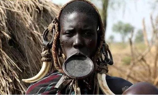 "非洲唇盘族"摩尔西族!嘴巴装饰盘子,以唇部畸形为美