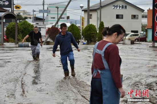 台风过境日本安倍晋三坐直升机视察浸水城市