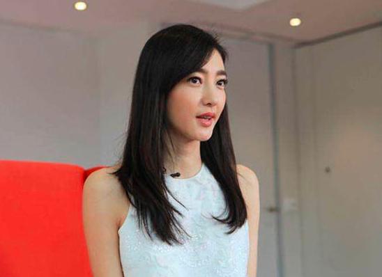 网友拍到丽坤和男友出现在民政局难道是好事将近了吗