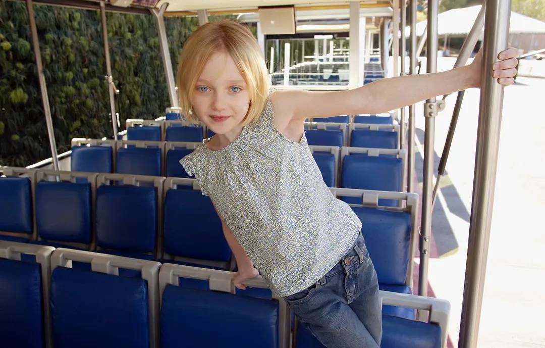 沉睡魔咒2的公主艾丽范宁是好莱坞著名童星姐妹花的妹妹