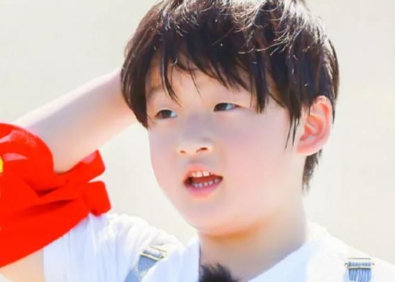 邹明轩才是"整容式"长大,曾因长胖被吐槽