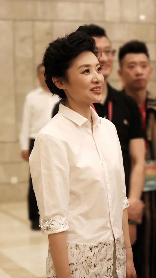 央视一姐周涛转行演话剧衬衣黑裙51岁太优雅原来还是宝藏女孩