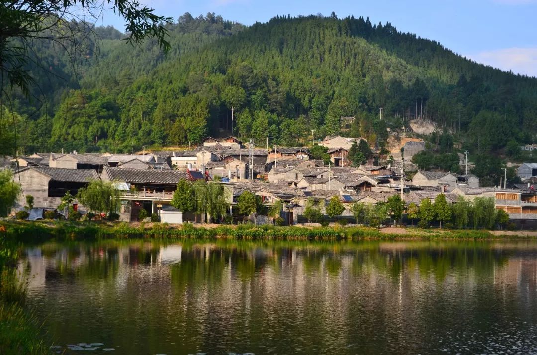 云南深山有个不太为人知的村庄依山傍水风景秀丽如世外桃源般